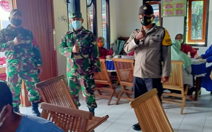 Bhabinkamtibmas Polsek Gemuh Monitoring Valsinasi Tahap II Di Desa Binaanya