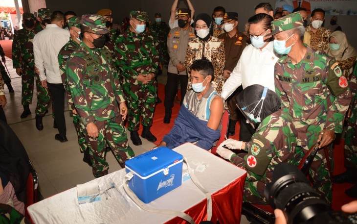 Panglima Daerah Militer (Pangdam) III/Siliwangi Mayor Jenderal TNI Agus Subiyanto, S.E., M.Si, sambut Anggota Dewan Pertimbangan Presiden (Wantimpres) Agung Laksono dan Anggota Komisi I DPR RI Akbarshah Fikarno, dalam rangka kunjungan kerja ke wilayah Cirebon, Jawa Barat, Kamis (26/8/2021).