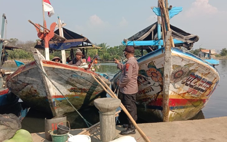 Petugas gabungan yang terdiri dari anggota Polres Pekalongan Kota Sat Sabhara, Sat Polairud dan Polsek Pekalongan Utara melakukan patroli Dialogis dan pembagian Masker di lokasi wisata. Pantai Sari, Pantai Mangrov dan Pantai Slamaran kelurahan Krapyak Kecamatan Pekalongan Utara. 