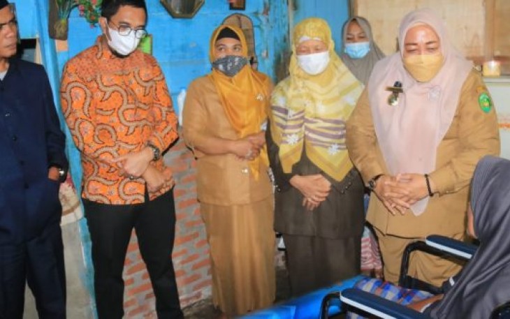 Mewakili Walikota Bengkulu Helmi Hasan, Kadis Sosial Rosmaniarty bersama anggota DPRD Teuku Zulkarnain, Dedi Yanto dan Kusmito menyerahkan langsung bantuan kepada ketiga warga tersebut yang beralamat di Kelurahan Kebun Bungsu