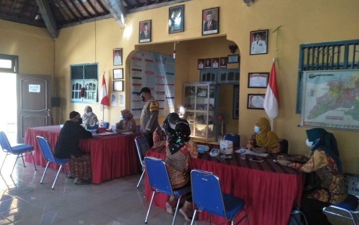 Bhabinkamtibmas Polsek Gemuh Desa Pagerdawung Bripka Agus Maryono melaksanakan  pelaksanaan DDS,  binluh, penggalangan, sambang kepada Toga/Tomas bertempat di aula Balai Desa Pagerdawung Kecamatan Ringinarum Kabupaten Kendal