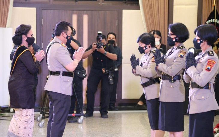  dr Yayuk Sulistyaningsih dokter polwan alumni Universitas Sebelas Maret mendapatkan penghargaan pin emas dari Kapolri Jenderal Polisi Listyo Sigit Prabowo