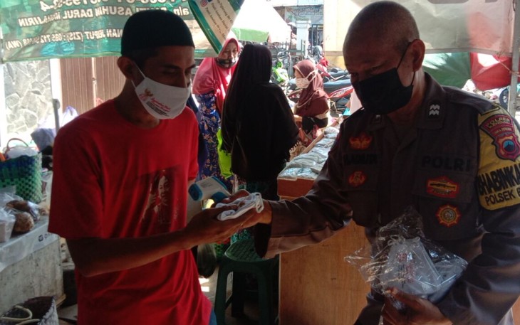 Anggota Polsek Brangsong Melaksanakan Kegiatan Pasar Sehat dan Pembagian Masker Kepada Pengunjung Pasar 
