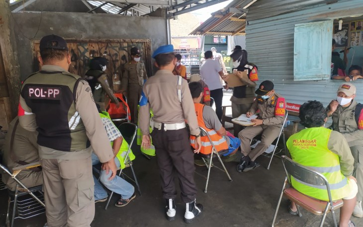 Polsek Limbangan IPTU Rasban bersama Koramil Limbangan dan Satpol PP Kabupaten Kendal menggelar operasi yustisi Level 2 penegakan disiplin pemakaian masker, di Jalan Raya depan Pasar Limbangan  Rabu (8/09/2021)