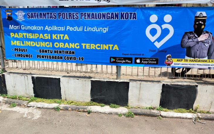 Pemasangan MMT  sosialisasi aplikasi PeduliLindung BB di beberapa tempat Kota Pekalongan