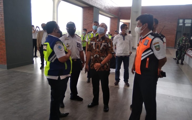 Anggota DPR RI komisi V Sudewo didampingi kepala otoritas Bandara,Kasatpel Bandara Dewadaru Karimunjawa dan Kepala Dinrumkimhub Blora saat meninjau Bandara Ngloram.