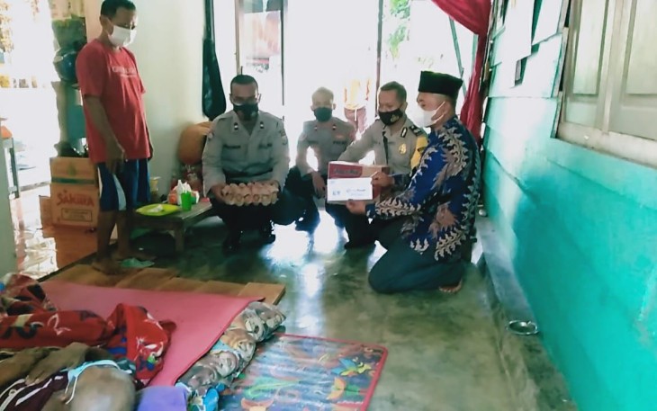 Polres Mukomuko Salurkan Bantuan Sembako Untuk Warga Isoman