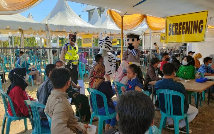 HUT  ke 66 Satlantas Polres Kendal laksanakan vaksin masal di Stadion Kebondalem Kota Kendal