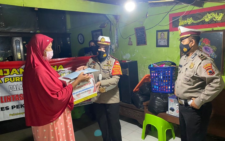 Sambangi Pangkalan Ojek, Satlantas Polres Pekalongan Kota, Hadir Bagikan Sembako Kepada Petugas Kebersihan, Jelang Hari Lalu Lintas Bhayangkara Ke 66