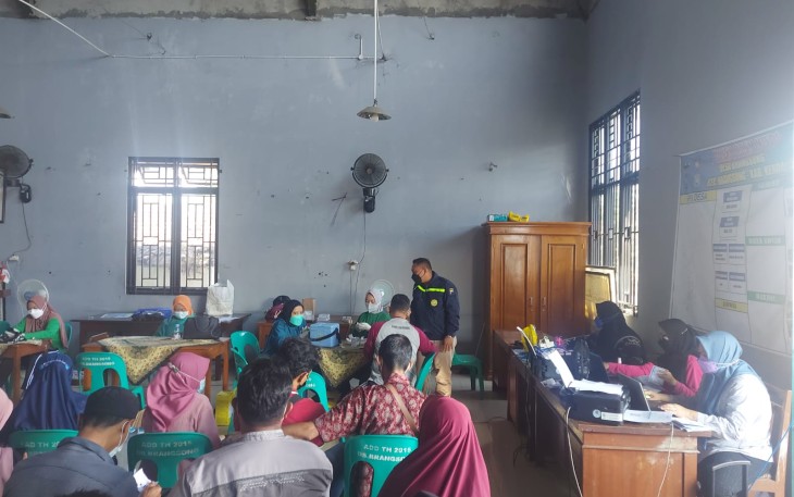 Polsek Brangsong laksanakan Vaksinasi Sebanyak 263 Warga di Balaidesa Brangsong Kecamatan Brangsong Kabupaten Kendal pada hari Minggu 19/9/2021.