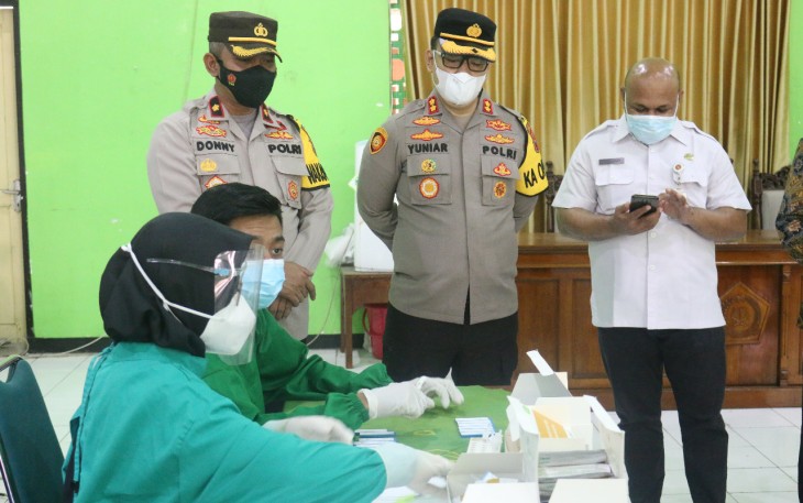 Kapolres Kendal sidaq sekolah dan peduli penyebaran covid-19 di MAN Kendal pada hari Rabu 22/9/2021