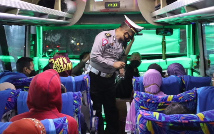 Satlantas Polres Kendal  Lakukan Ops Yustisi  di Terminal Bus Sari Rasa Serta Bagikan Masker