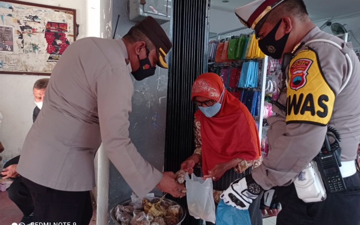 Kompol Donny  memborong dagangan Hidayah.