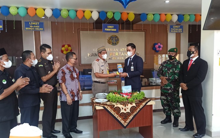 Bupati Kendal menyerahkan potongan tumpeng dalam rangka HUT Agraria,.