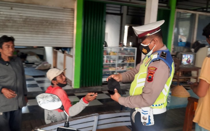 Anggota Satlantas Polres Kendal Bagikan Masker di Pelabuhan Kendal  Minggu (26/09/2021)