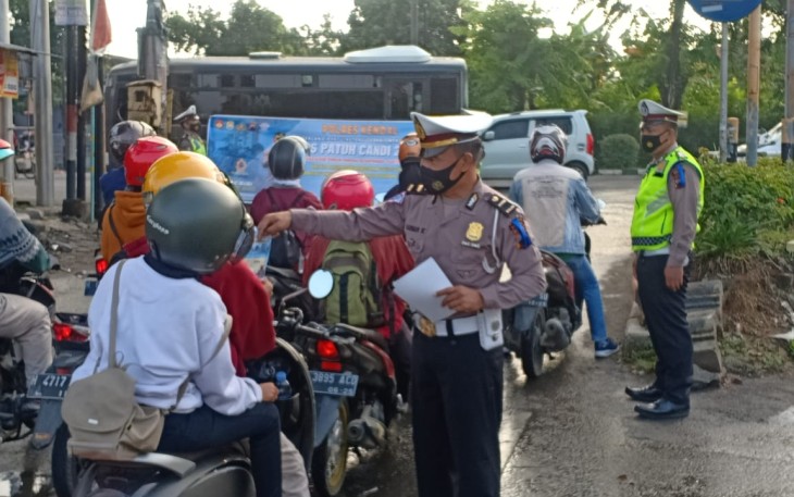 Dikmas Lantas Polres Kendal dalam rangla Operasi Patuh Candi 2021 melakukan kegiatan penerangan  serta menyebar brosur di sepanjang Jalan Tentara Pelajar wilayah hukum Polres Kendal pada Selasa (28/9/2021)