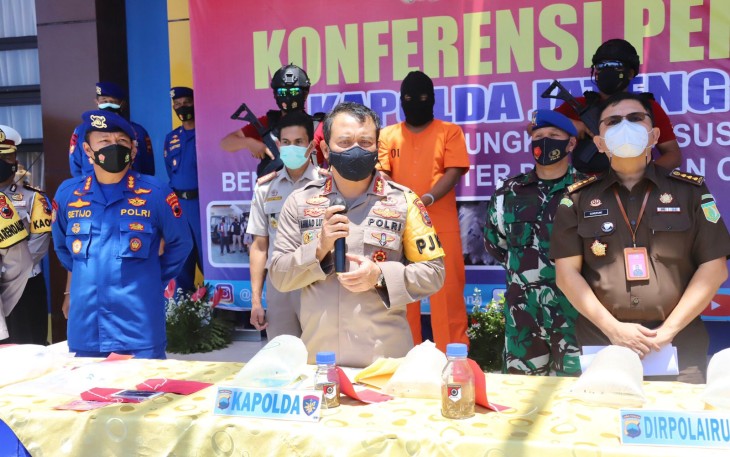 Kapolda Jateng Irjen Pol Ahmad Luthfi dengan didampingi Dirpolair Polda Jateng, Kombes Pol. R. Setijo Nugroho H.H.P., S.I.K., menyampaikan keberhasilan Ditpolair Polda Jateng dalam Mengungkap penyelundupan Benih Bening Lobster, diwilayah Hukum Polda Jateng, di Halaman Kantor Ditpolair Polda Jateng