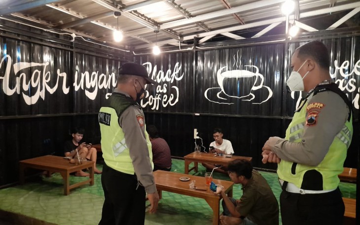 Polsek Weleri melakukan kegiatan pemantauan dan Penindakan PPKM Level 2 bertempat di warung angkringan 93 Desa Karangdowo Weleri.Sabtu (02/10/2021)