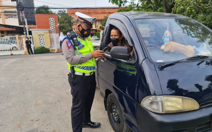 Satlantas Polres Kendal Sampaikan Sosialisasi Aplikasi Peduli Lindungi Saat Operasi Yustisi Desa Purwokerto Kecamatan Patebon Kabupaten Kendal. Senin (04/10/2021)