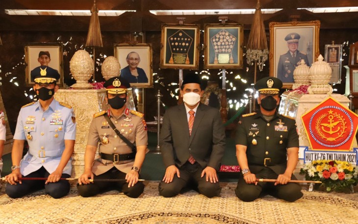 Pangdam IV/Diponegoro Mayjen TNI Rudianto bersama Kapolda Jateng Irjen Pol Ahmad Luthfi melaksanakan ziarah ke Makam Jenderal Besar H.M. Soeharto di Astana Giri Bangun Matesih Kab. Karanganyar. Senin (04/10).