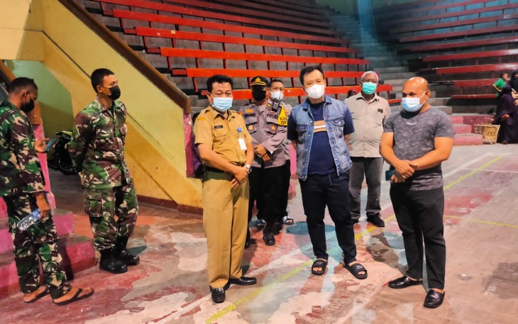 Kapolres Kendal AKBP Yuniar hadiri Vaksinasi malam di GOR Bahurekso Kendal, Senin malam 4/10/2021