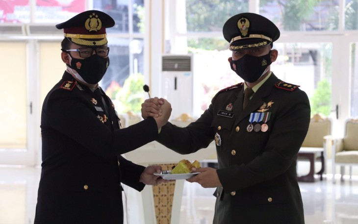 Kapolres Kendal AKBP Yuniar Ariefianto dan Dandim Kendal Letkol Inf Iman Widhiarto foto bersama di HUT TNI 