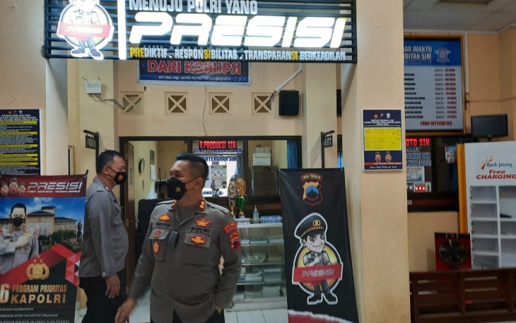 Kapolres Pekalongan Kota Sidak Kantor Satpas SIM, Imbau Anggota Tetap Displin Prokes.