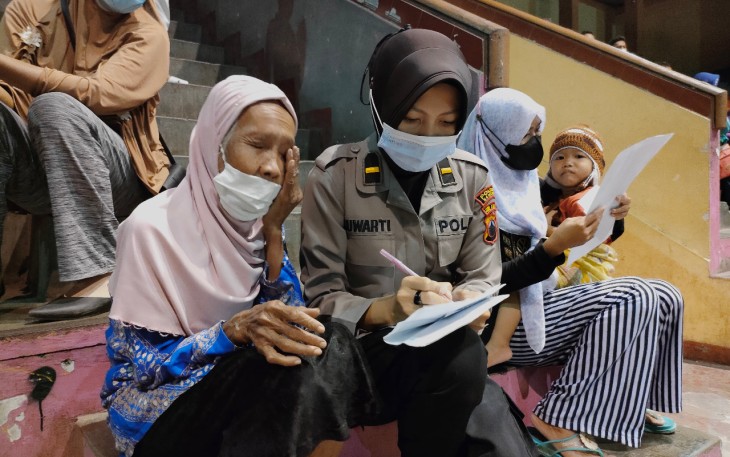 Petugas Polres Kendal Ipda Suwarti membantu Musarofah mengisi data diri saat vaksin  covid 19 di GOR Bahurekso Kendal