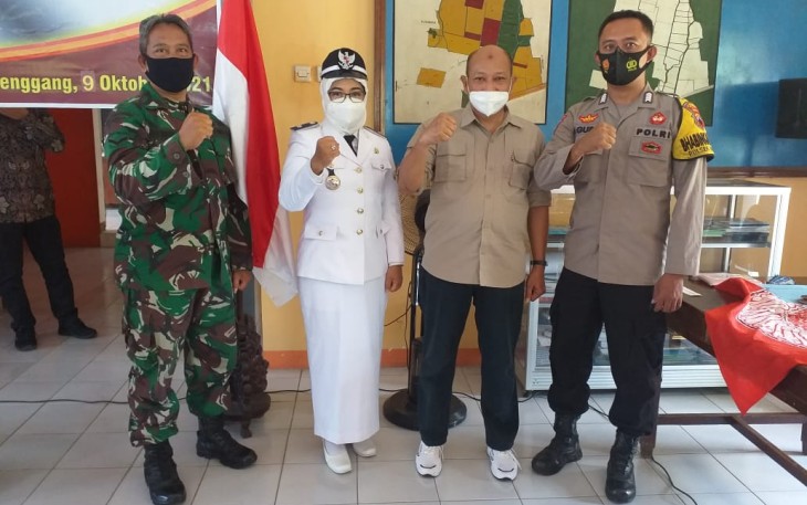  Camat Rowosari Edi Suyono, Kapolsek Rowosari IPTU Untoro, Danramil Rowosari, Kepala Desa Wonotenggang Istiyuliana SE, foto bersama saat acara pelantikan perangkat Desa Wonotenggang