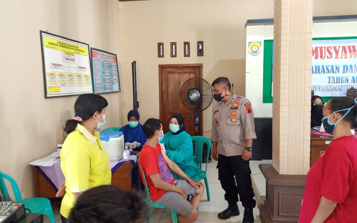 Kapolsek Pageruyung AKP Adi Winarno SH bersama anggota laksanakan giat monitoring dan pengamanan pelaksanaan program vaksinasi di Balaidesa Gebangan 
