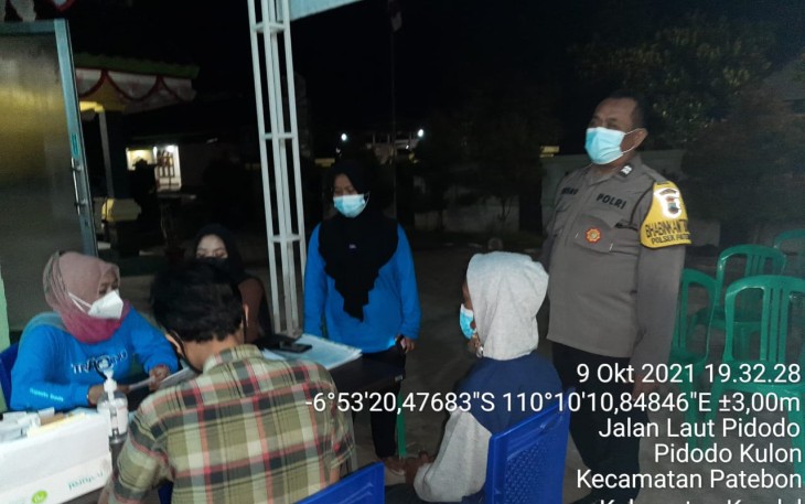 Bhabinkamtibmas  Wonosari melakukan monitoring pelaksanaan vaksinasi warga masyarakat desa Wonosari Kecamatan Patebon di Aula Balaidesa Wonosari dan Puskesmas Patebon I mulai pukul 19.00 WIB, Sabtu (9/10/2021).