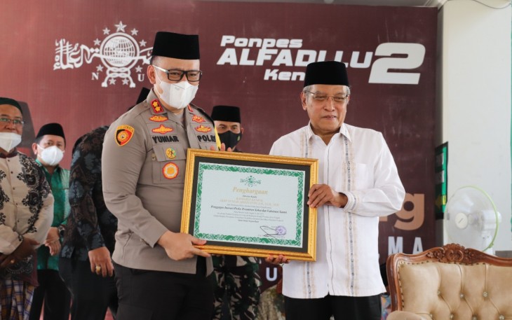 Said Aqil Siradj berikan Penghargaan Pada Kapolres Kendal AKBP Yanuar Ariefianto SH SIK MH 