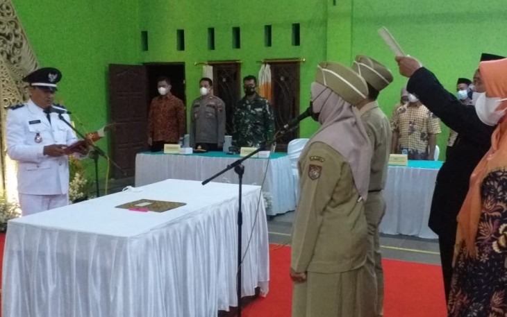 Polsek Boja melakukan pengamanan pelantikan dan pengambilan sumpah janji jabatan perangkat Desa Purwogondo Kecamatan Boja Kabupaten Kendal bertempat di Aula Balaidesa Purwogondo, Kamis (14/10/2021).