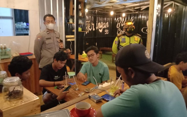 Anggota Polsek Weleri kembali melaksanakan Kegiatan Pemantauan PPKM Level 2 di Angkringan 93 Desa Karangdowo Kecamatan Weleri, Kabupaten Kendal, Sabtu Malam (16/10/2021).