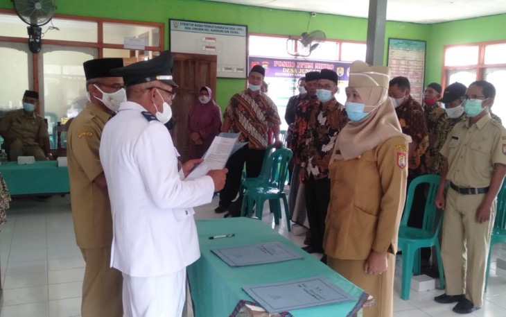 Kapolsek Kangkung AKP Asri SH dengan didampingi oleh anggotanya menghadiri serta pengamanan pelaksanaan pelantikan dan pengambilan sumpah jabatan perangkat Desa Jungsemi Kecamatan Kangkung Kabupaten Kendal yang diselenggarakan di aula kantor Balaidesa Rejosari Kecamatan Kangkung Kabupaten Kendal, Senin (18/10/2011).