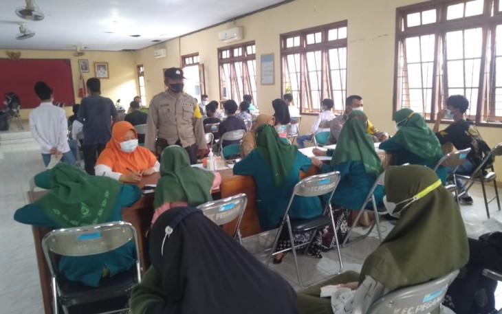 Anggota Polsek Pegandon AKP Zainal Arifin, SH monitoring vaksinasi di di Kecamatan Pegandon Kabupaten Kendal. Selasa (19/10/2021) 