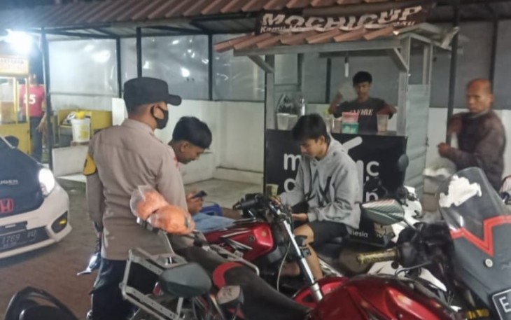 Patroli Dialogis Personil Polsek Dawuan Berikan Himbauan Harkamtibmas dan Prokes Kepada Warga