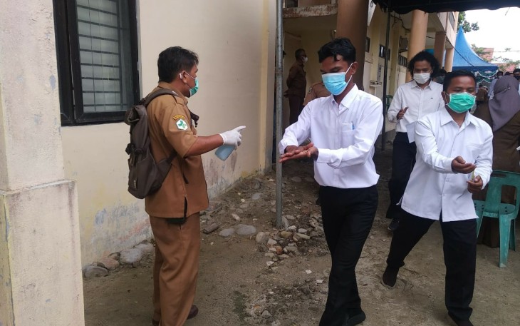 Para peserta tes CPNS Kabupaten Aceh Singkil saat hendak mengikuti ujian di aula Dinas Kesehatan setempat
