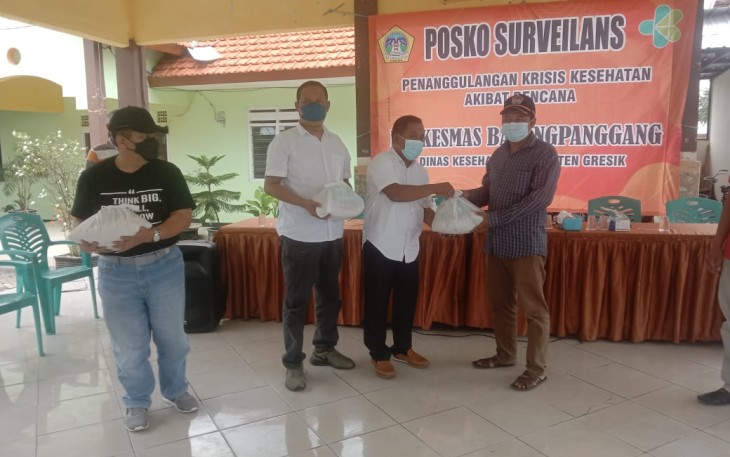 Anggota Fraksi Demokrat DPRD Jatim, Samwil  membagikn 500 paket bantuan kemanusiaan kepada korban banjir di kawasan Gresik