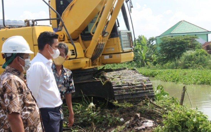 Dico M. Ganinduto meninjau langsung langsung normalisasi sungai di Kelurahan Langenharjo Kecamatan Kendal, Selasa 16/11/2021.