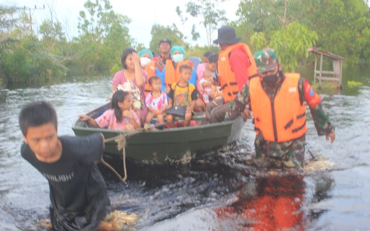 Babinsa Bersama Nakes dan MPA Evakuasi Ibu dan Balita di Petuk Katimpun Bawah