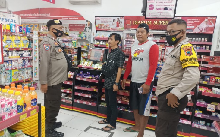 Anggota Polsek Pegandon sosialisasikan PPKM Darurat level 2 di toko modern, Sabtu 20/11/2021