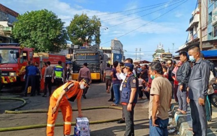  Dinas Pemadam Kebakaran dan Penyelamatan Kota Bengkulu langsung bergerak cepat setelah mendengar kabar toko New Khatulistiwa di jalan KZ Abidin 1 Kota Bengkulu Dilalap Si Jago Merah