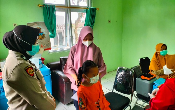 Anggota Polsek Limbangan laksanakan pengamanan vaksinasi di Puskesmas Limbangan, Rabu 24/11/2021