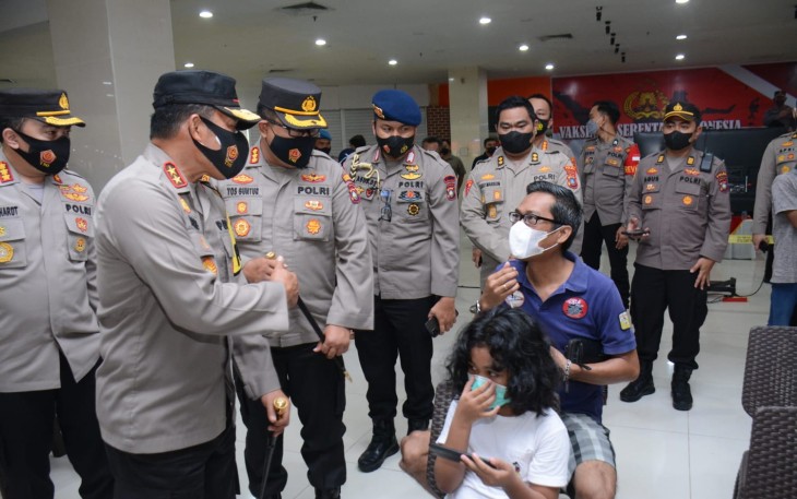 Kapolda Kepri Tinjau Langsung Pelaksanan Vaksinasi Serentak Indonesia di Kota Kota Batam