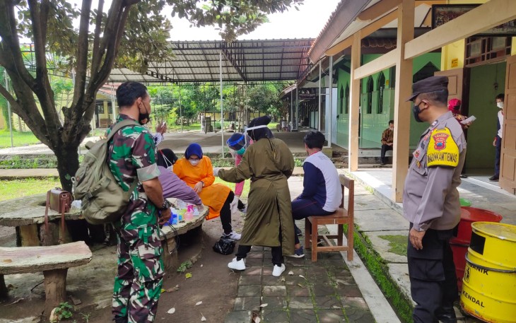 Lakukan Tracing , Bhabinkamtibmas Polsekta Kendal Imbau Untuk Kurangi Aktivitas diluar Rumah Sementara Waktu