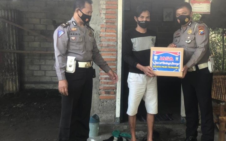 Sat Lantas Polres Tulungagung memberikan bantuan sosial (bansos) kepada warga masyarakat yang kurang mampu