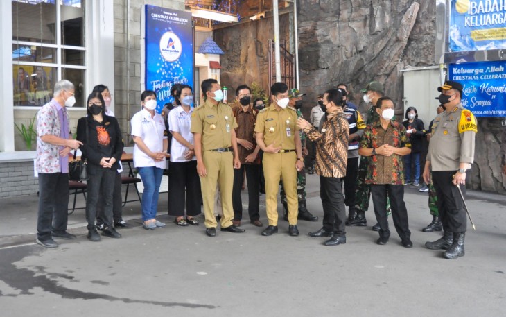 Wali Kota Surakarta beserta rombongan saat melakukan peninjauan persiapan Natal di GBI KA Widuran Jateng