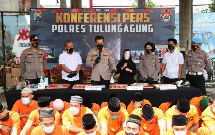 Kapolres Tulungagung AKBP Handono Subiakto, SH, SIK, MH saat melakukan Konferensi Pers di Mapolres Tulungagung