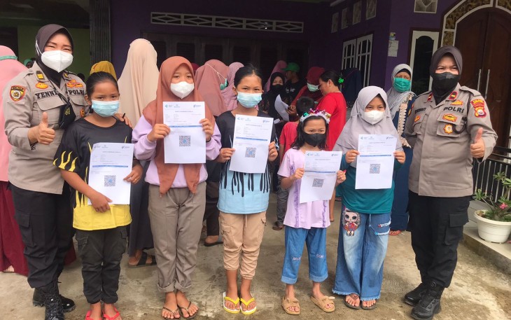anak-anak antusias mengikuti vaksinasi setelah Kapolres setempat membagikan siomay